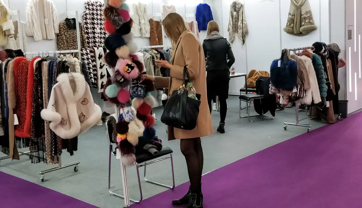 Pelanggan melihat-lihat pakaian yang terbuat dari bulu binatang di Hong Kong International Fur and Fashion Fair di Hong Kong, Sabtu (24/2). Para aktivis mendesak pemerintah menghentikan pameran bulu binatang tersebut. (VIVEK PRAKASH/AFP)
