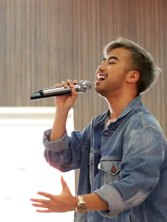 Vidi Aldiano menjelaskan kontribusinya sebagai musisi adalah mengaransemen ulang lagu Definisi Bahagia miliknya untuk dijadikan 'soundtrack' program yang ia gagas bersama beberapa orang temannya semasa kecil. (Bambang E. Ros/Bintang.com)