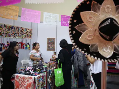 Pengunjung melihat produk yang ditawarkan dalam Bazar Amal Women International Club (WIC) Ke-52 di JCC Senayan, Jakarta, Rabu (11/12). Kegiatan tersebut dalam rangka menggalang dana untuk meningkatkan pendidikan dan kesejahteraan masyarakat Jakarta. (Liputan6.com/Angga Yuniar)