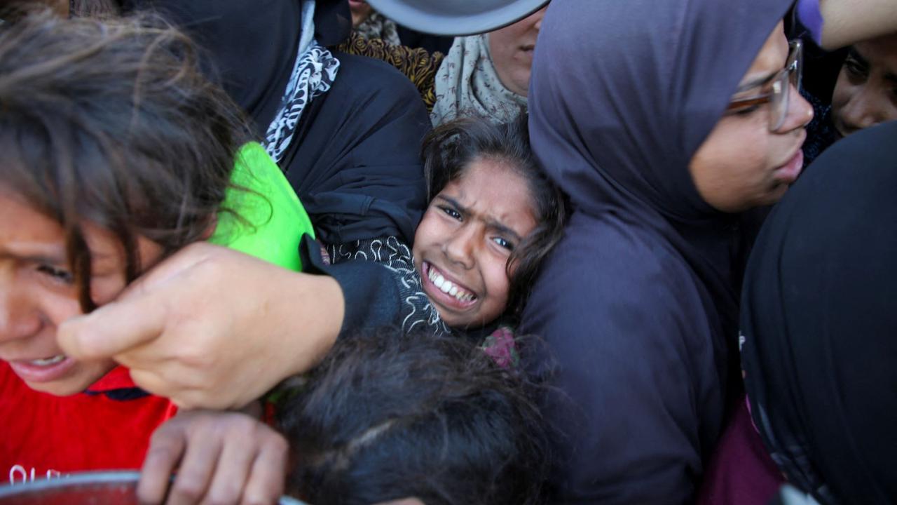 Anak-anak kelaparan Jalur Gaza mengantre makanan
