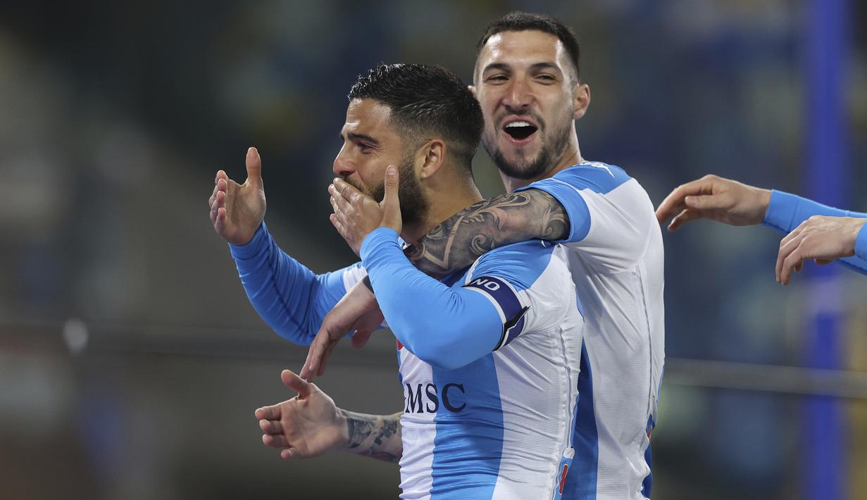 Striker Napoli, Lorenzo Insigne (kiri) merayakan gol pertama Napoli yang dicetaknya ke gawang Lazio dalam laga lanjutan Liga Italia 2020/2021 pekan ke-32 di Diego Armando Maradona Stadium, Naples, Kamis (22/4/2021). Napoli menang 5-2 atas Lazio. (Lapresse via AP/Alessandro Garofalo)