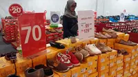 Bukan hanya pusat perbelanjaan modern, penggiat UMKM digandeng dalam kegiatan Tangerang Great Sale. (Liputan6.com/Pramita Tristiawati)