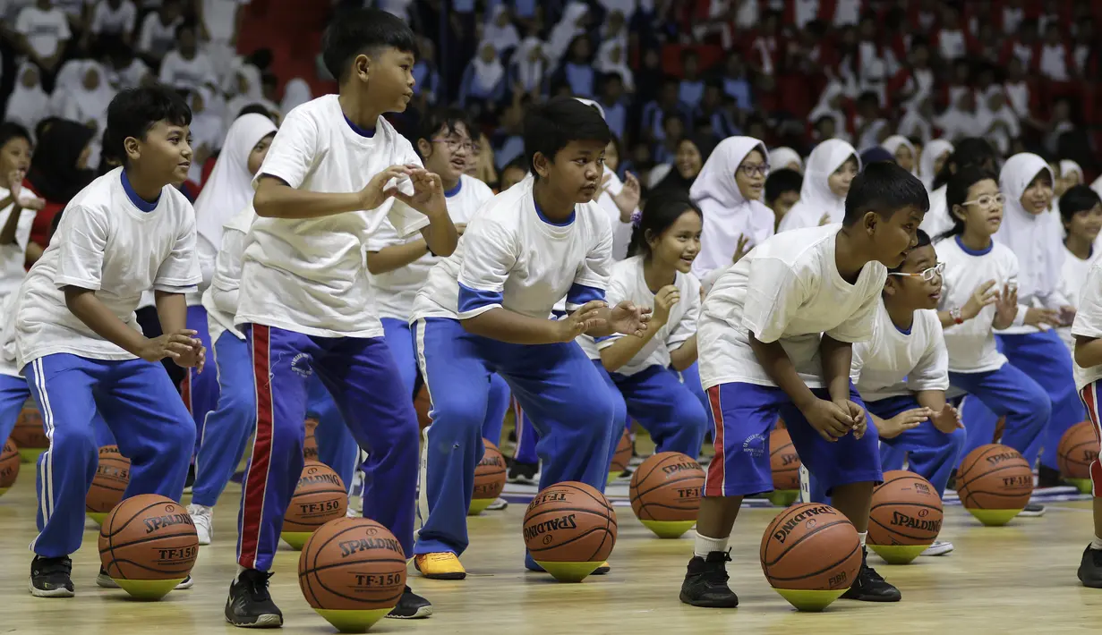 Ratusan anak-anak saat mengikuti coaching clinic bersama Jr. NBA di GOR Soemantri Brodjonegoro, Kuningan, Jakarta, Kamis (17/10). Jr. NBA bekerjasama dengan Pemprovi DKI Jakarta padukan kurikulum olahraga basket dan pengembangan kebugaran. (Bola.com/Yoppy Renato)