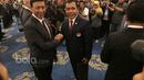 Ketua Umum PBSI, Wiranto (kiri) bersalaman dengan Ketua Umum KONI, Tono Suratman usai pelantikan pengurus PBSI di Senayan, Jakarta, Kamis (19/1/2017). (Bola.com/Nicklas Hanoatubun)