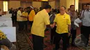 Ketum Partai Golkar versi Munas Bali Aburizal Bakrie saat tiba pada rapat konsultasi nasional Golkar di Jakarta, Selasa (10/3/2015). Rapat itu membahas putusan Menkumham yang menerima kepengurusan Golkar versi Agung Laksono. (Liputan6.com/Herman Zakharia)