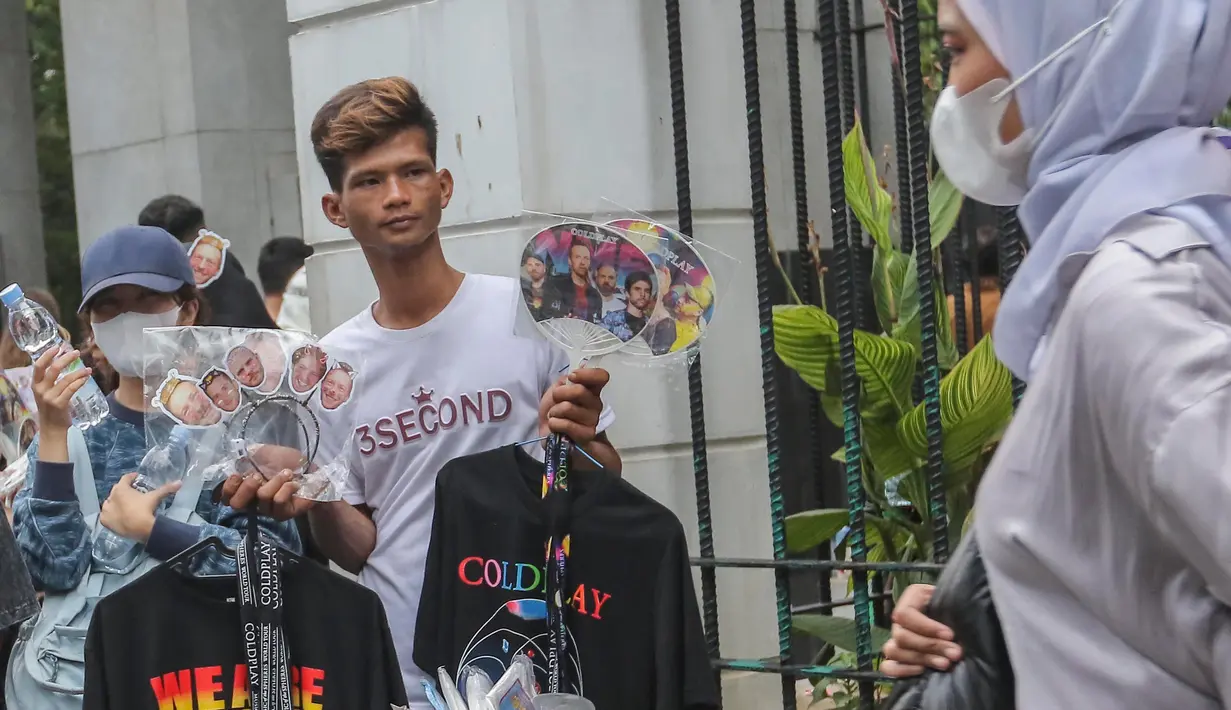 Konser Coldplay menjadi keuntungan tersendiri bagi pedagang musiman atau dadakan. (Liputan6.com/Angga Yuniar)