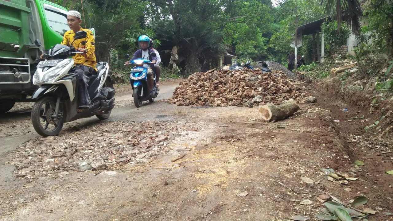 Kisah Mbok Bakul Jatuh Penggerak Aksi Aspal Jalan