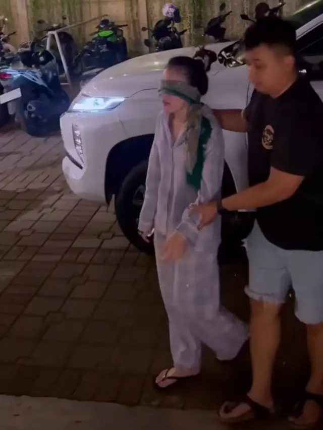 Ayu Ting Ting saat Mendapat Kejutan Ulang Tahun ke-32.