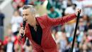 Penampilan penyanyi asal Inggris, Robbie Williams pada upacara pembukaan Piala Dunia 2018 di Stadion Luzhniki, Moskow, Kamis (14/6). Robbie Williams yang mengenakan jas setelan berwarna merah langsung menggebrak seisi Luzhniki Stadium. (AP/Antonio Calanni