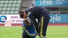 Zlatan Ibrahimovic yang sedang berlatih bersama timnas Swedia melakukan aksi yang unik. Di tengah latihan tersebut, Zlatan memotong celana panjang yang dikenakannya agar menjadi celana pendek.