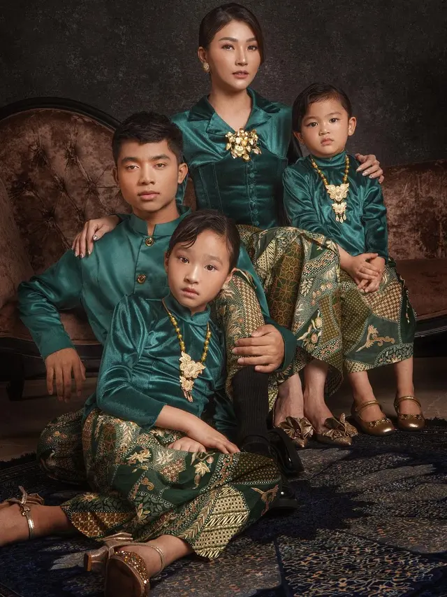 Sarwendah berbusana seperti keluarga keraton (Instagram/sarwendah29)