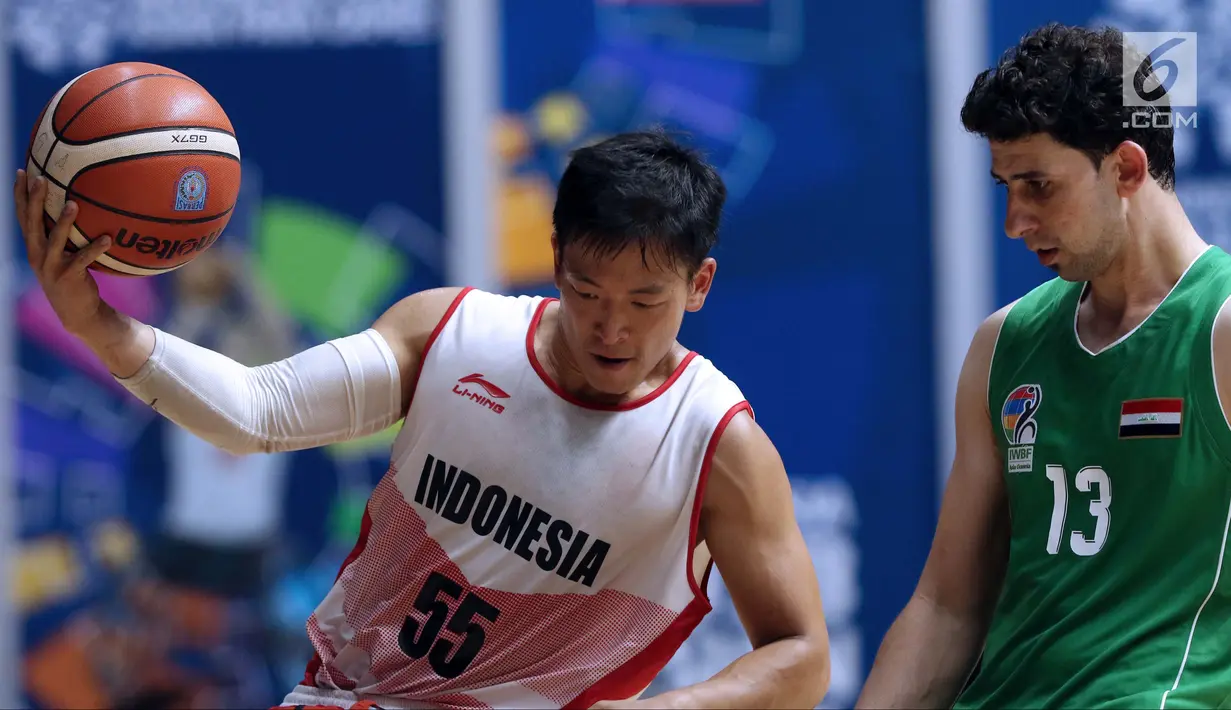 Pebasket Para Indonesia, Donald P Santoso (kiri) berebut bola saat laga melawan Irak pada kompetisi basket Asian Para Games 2018 di Hall Basket, Kompleks GBK, Jakarta, Kamis (11/10). Indonesia kalah telak 27-97. (Liputan6.com/Helmi Fithriansyah)