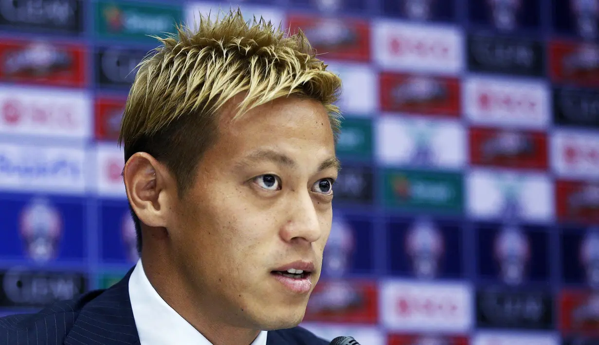 Gelandang Jepang Keisuke Honda memberi keterangan pers setelah resmi menjadi pelatih Timnas Kamboja di Phnom Penh (12/8). Honda akan memiliki berperan dobel, sebagai pelatih timnas Kamboja dan menjadi pemain Melbourne Victory. (AFP Photo)
