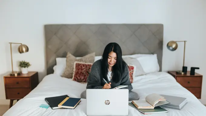 Ilustrasi bekerja di tempat tidur (Sumber: Unsplash.com)