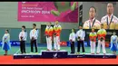  Pebulutangkis Ganda Campuran Indonesia, Tontowi Ahmad dan Liliyana Natsir (kedua dan ketiga dari kiri), saat upacara penyerahan medali di Gyeyang Gymnasium, Incheon, Korea Selatan, (29/9/2014). (Dok Humas PBSI/Nafielah)