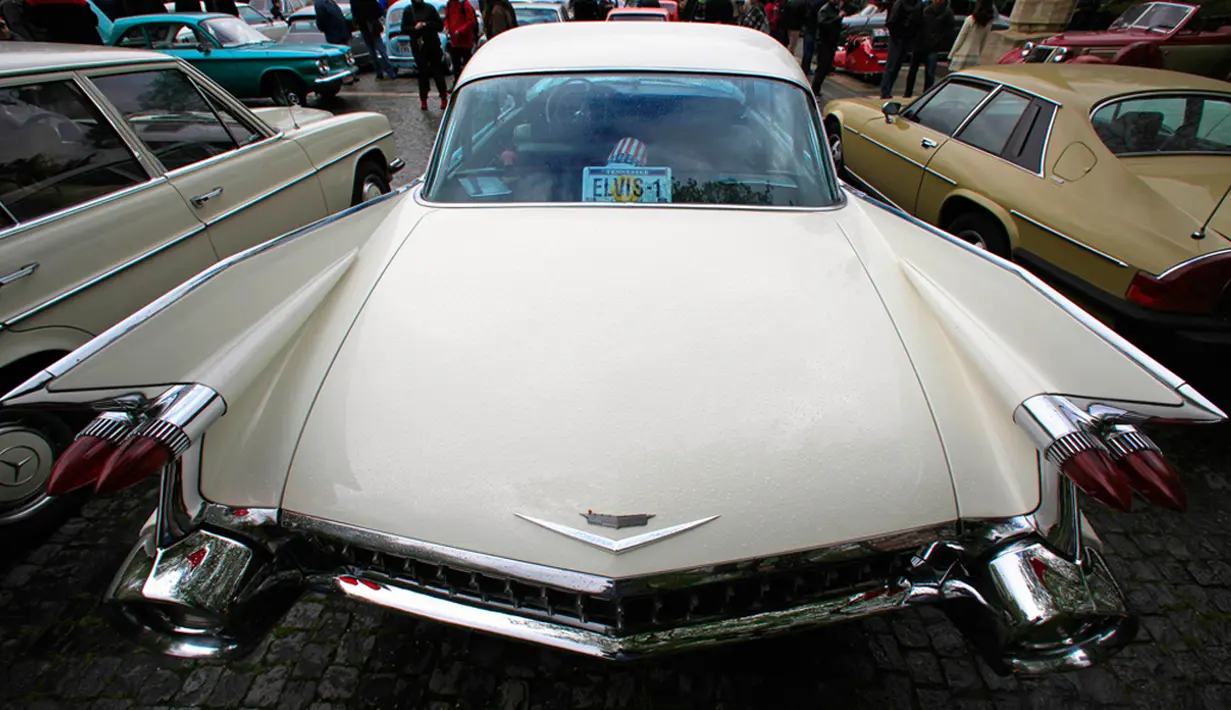 Bagian belakang Cadillac Deville yang ikut mewarnai pameran mobil antik ke-3 di Bucharest, Rumania (12/4/2014) masih terlihat mulus. (REUTERS/Radu Sigheti)