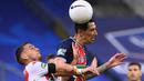 Gelandang Paris Saint-Germain, Angel Di Maria (kanan) berduel udara dengan gelandang AS Monaco, Aleksandr Golovin dalam laga final Coupe de France 2020/2021 di Stade de France, Paris, Rabu (19/5/2021). PSG menang 2-0 dan menjadi juara. (AFP/Franck Fife)