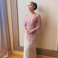 Tampil anggun seperti Ayu Dewi dengan kebaya dress full payet yang hadir dalam palet warna ombre pink-putih. [@askyfebrianti]