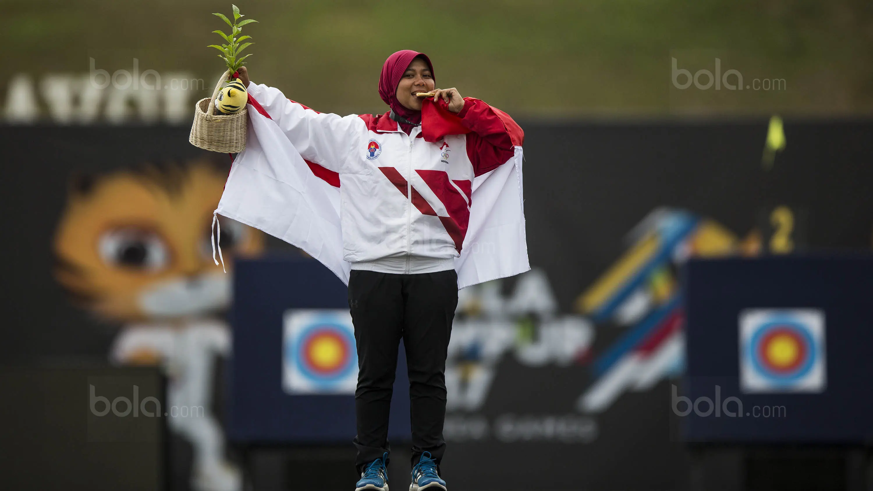 Pemanah putri Indonesia, Sri Ranti, merayakan suksesnya meraih emas SEA Games cabang panahan nomor compound di National Sports Council, Kuala Lumpur, Rabu (16/8/2017). (Bola.com/Vitalis Yogi Trisna)