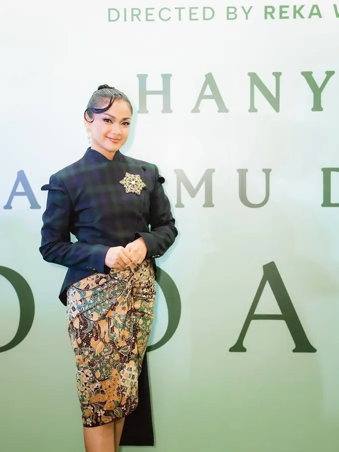 Elegan dan Penuh Karisma, Nirina Zubir Tampil Memukau dalam Beskap Kotak-Kotak di Gala Premiere Film Terbarunya
