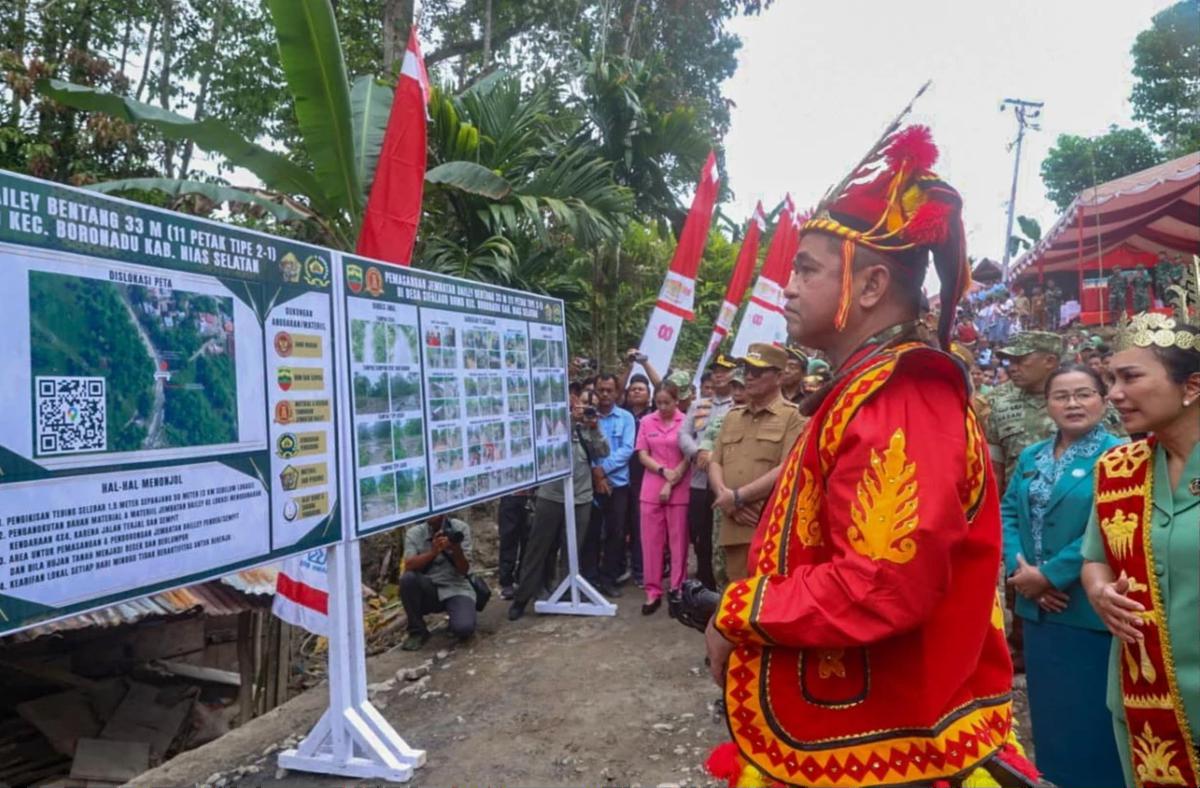 FOTO: Kasad  Maruli Resmikan Jembatan Bailey Penghubung Desa di Nias Selatan