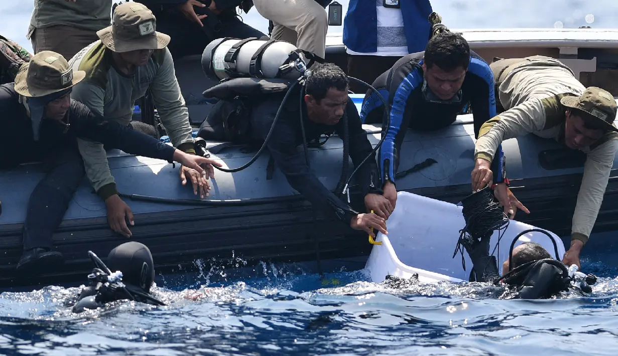 Tim penyelam TNI AL mengevakuasi black box atau kotak hitam Lion Air PK-LQP JT 610 dari dasar laut perairan Karawang, Jawa Barat (1/11). Tim SAR masih mencari black box jenis lainnya, yaitu Cockpit Voice Recorder (CDR). (AFP Photo/Adek Berry)