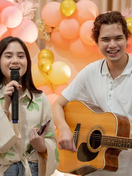 <p>Dul Jaelani menyumbang lagu di acara perayaan ulang tahun Tissa Biani. (Foto: Instagram/ tissabiani)</p>