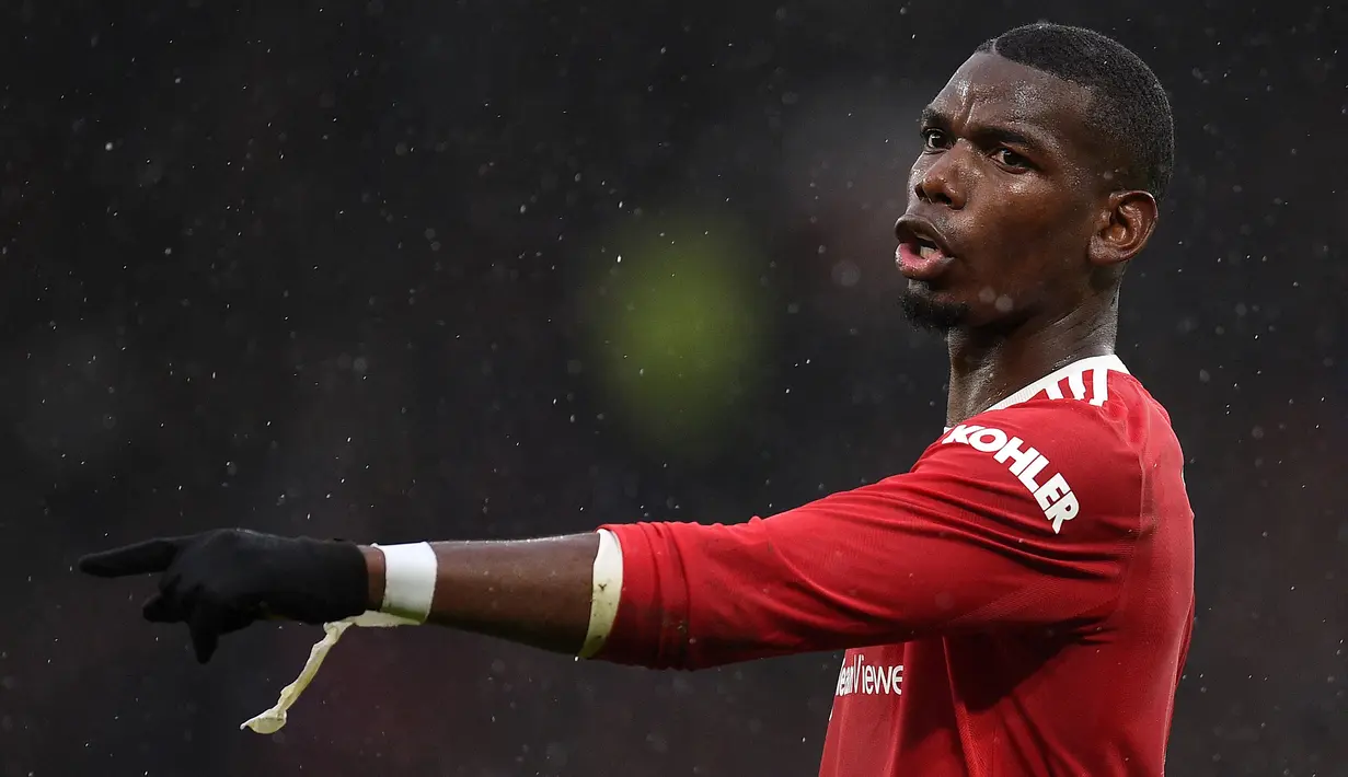 Paul Pogba. Gelandang Manchester United berusia 28 tahun yang telah 6 musim memperkuat Setan Merah sejak 2016/2017 ini kontraknya akan berakhir akhir musim ini. Jika tidak ada kontrak baru, Juventus sebagai klub sebelumnya tertarik untuk memboyongnya kembali. (AFP/Oli Scarff)