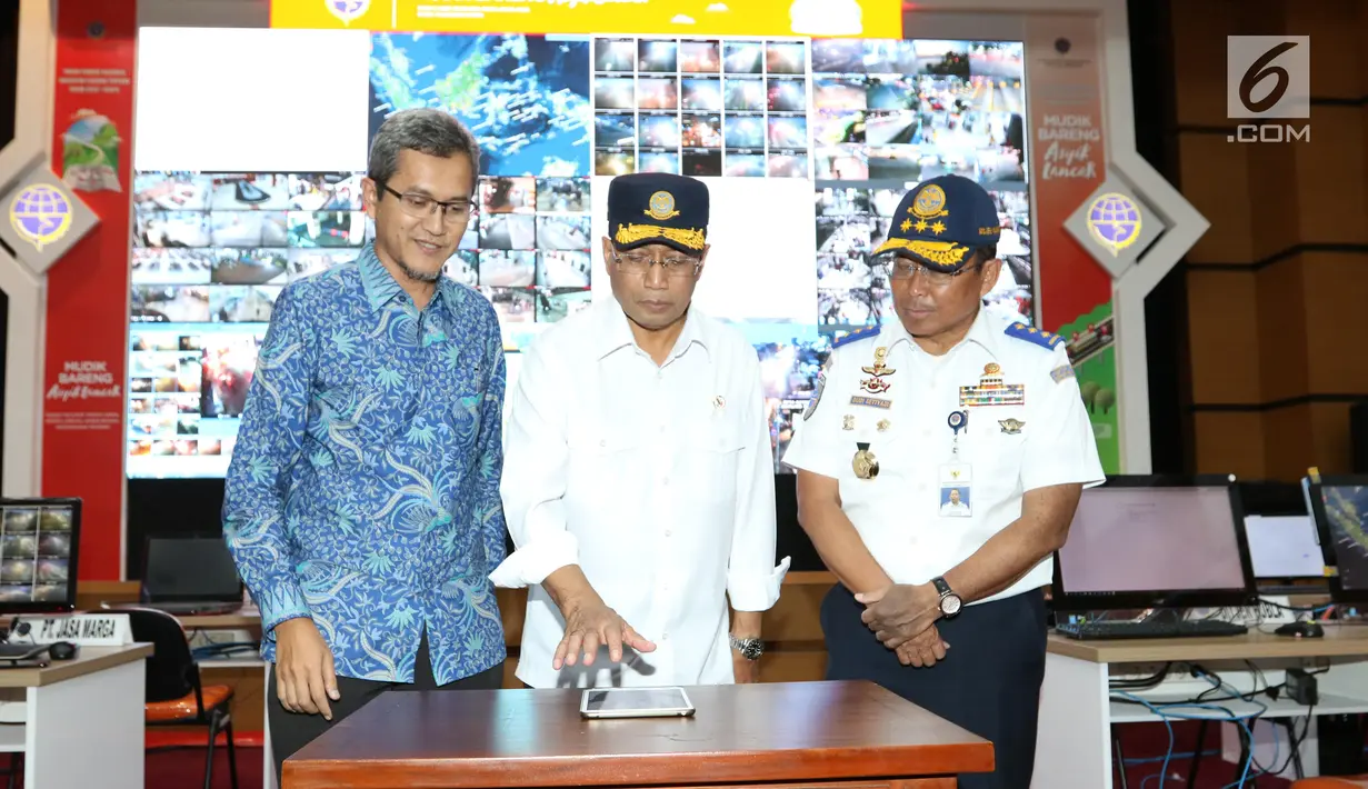 Menteri Perhubungan RI, Budi Karya Sumadi bersama dengan Chief Human Capital Officer XL Axiata, Rudy Afandi ( tengah ) dan Dirjen Hubungan Darat, Budi Setiyadi dalam acara peluncuran aplikasi “Peta Jelajah Nusantara” di Jakarta, Selasa (28/5). (Liputan6.com/Angga Yuniar)