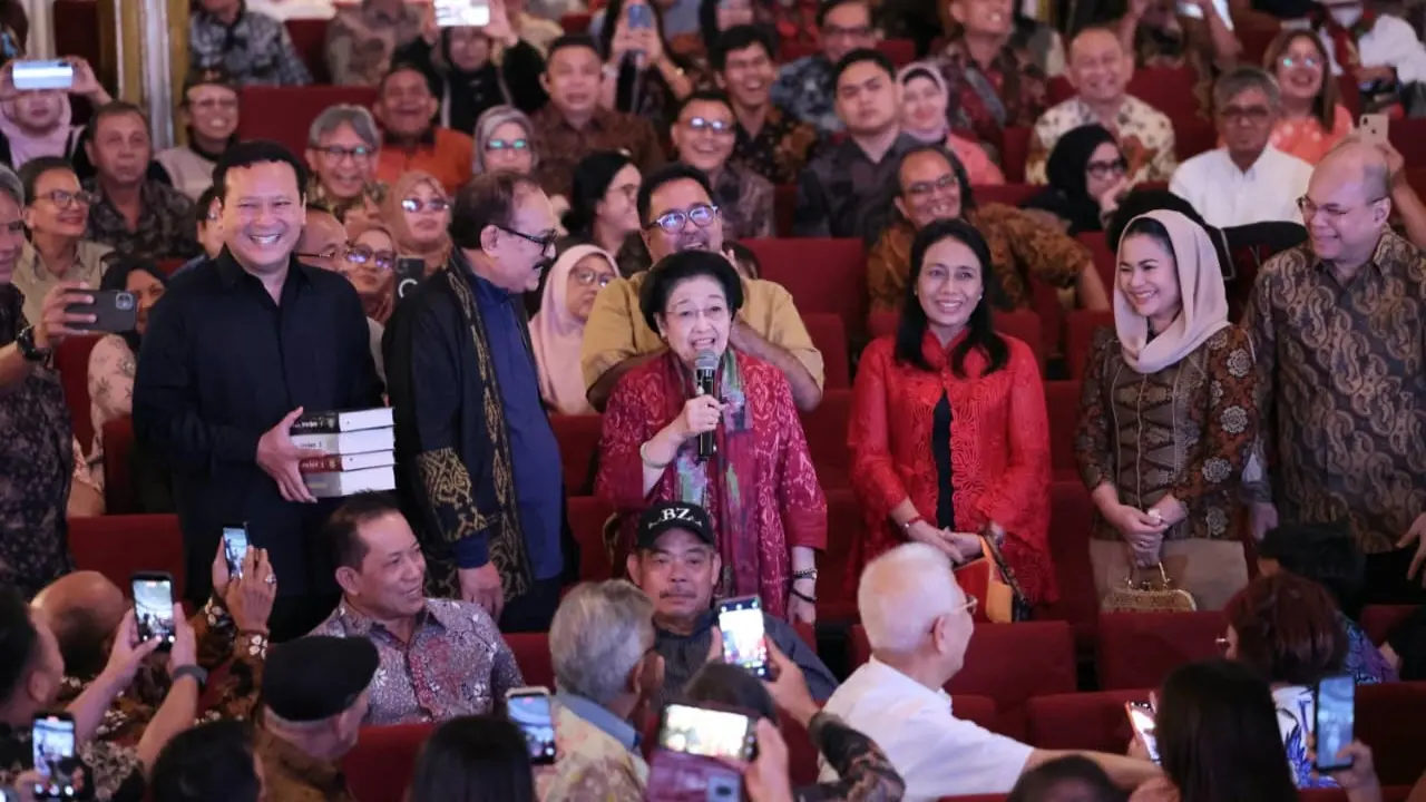 Megawati Soekarnoputri, menghadiri peluncuran buku autobiografi Erros Djarot volume 2 dan 3 di Gedung Kesenian Jakarta (GKJ), Pasar Baru, Jakarta Pusat.