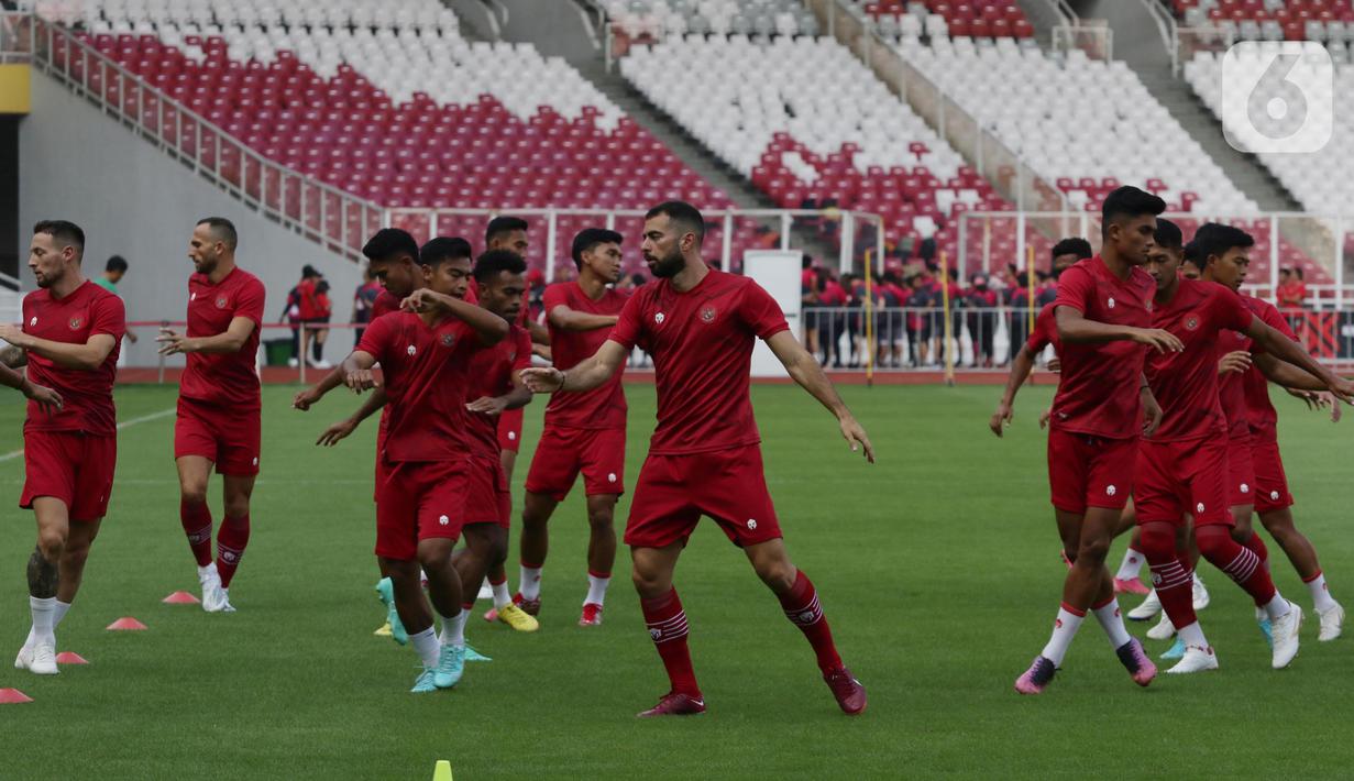 Pemain Timnas Indonesia melakukan pemanasan sesaat sebelum menggelar latihan jelang laga perdana Piala AFF 2022 di Stadion Utama Gelora Bung Karno, Jakarta, Selasa (20/12/2022). Sebanyak 23 pemain timnas Indonesia disiapkan pelatih Shin Tae-yong untuk menghadapi laga di turnamen Piala AFF 2022 yang sebelumnya menggelar pemusatan latihan di Bali selama tiga pekan. (Liputan6.com/Helmi Fithriansyah)