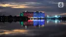 Warna-warni lampu Jakarta International Stadium (JIS) terlihat dari Waduk Cincin, Papanggo, Jakarta Utara, Rabu (16/3/2022). Gemerlapnya warna-warni lampu stadion kebanggaan Ibu Kota ini menjadi daya tarik warga yang melintas di kawasan tersebut. (merdeka.com/Iqbal S. Nugroho)