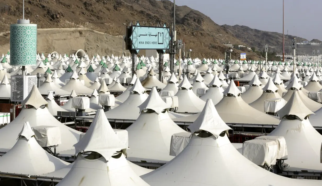 Tenda kemah untuk peziarah didirikan di Mina, dekat Mekah, Arab Saudi, Selasa (13/7/2021). Hanya orang-orang yang divaksinasi virus corona COVID-19 di Arab Saudi yang dapat berpartisipasi dalam pelaksanaan ibadah haji. (AP Photo/Amr Nabil)