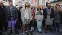 Demonstrasi pakai rok itu dilakukan oleh para pria untuk menunjukkan solidaritas untuk seorang mahasiswi.