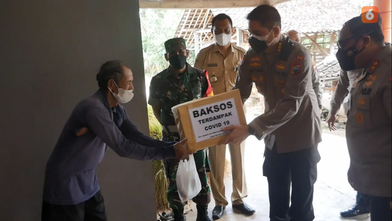 Pamatwil Polda Jateng bagi-bagi sembako (Liputan6.com/Dewi Divianta)
