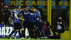 Para pemain Inter Milan merayakan gol yang dicetak Mauro Icardi ke gawang Chievo pada laga Serie A di Stadion San Siro, Italia, Rabu (3/2/2016). La Beneamata berhasil menang 1-0. (AFP/Olivier Morin)