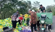 Karung Bekas SPHP Berserakan, Diduga Beras Subsidi Dikemas Ulang