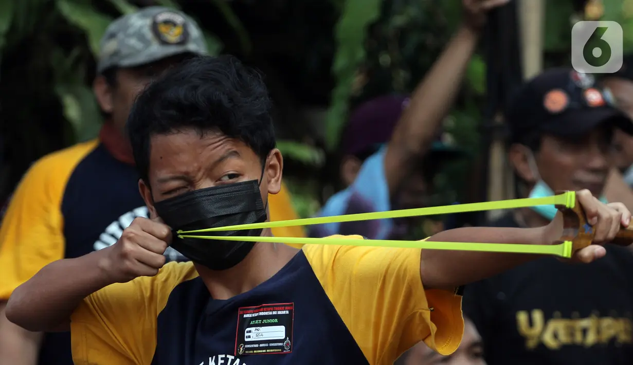Peserta membidik sasaran saat lomba ketapel di Kampoeng Ketapel, Ciganjur, Jakarta, Minggu (19/9/2021). Ketapel diharapkan bisa menjadi salah satu olahraga prestasi yang diakui KONI. (Liputan6.com/Herman Zakharia)