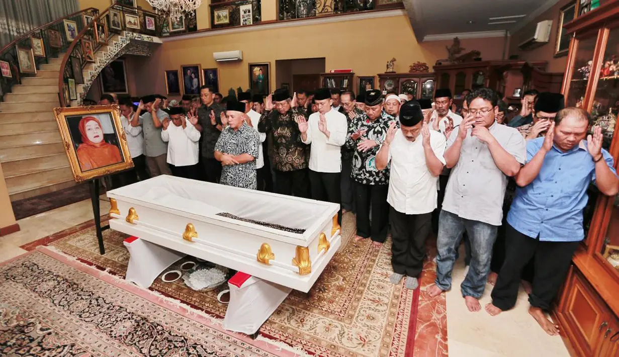 Suasana saat jenazah Ibunda Presiden ke-6 Susilo Bambang Yudhoyono, almarhumah Siti Habibah, disemayamkan di rumah duka Puri Cikeas, Bogor, Jawa Barat, Jumat (30/8/2019). Ibunda SBY, Siti Habibah, meninggal dunia di RS Mitra Keluarga Cibubur pada usia ke 87 tahun. (Liputan6.com/HO/Anung Aninditio)