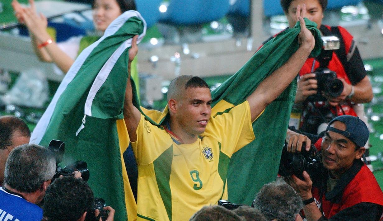 Ronaldo Nazario de Lima. Eks striker Brasil berjulukan Il Phenomenon yang masuk skuad Brasil dalam 4 edisi Piala Dunia mulai edisi 1994 hingga 2006 ini total berkontribusi dalam 20 gol, dengan rincian mencetak 15 gol dan 5 assist dari 19 laga. Torehannya tersebut mampu membawa Brasil dua kali meraih trofi Piala Dunia pada edisi 1994 dan 2002. Namun meski juara pada 1994, ia sama sekali tak bermain sepanjang turnamen karena hanya duduk di bangku cadangan. (AFP/Roberto Schmidt)