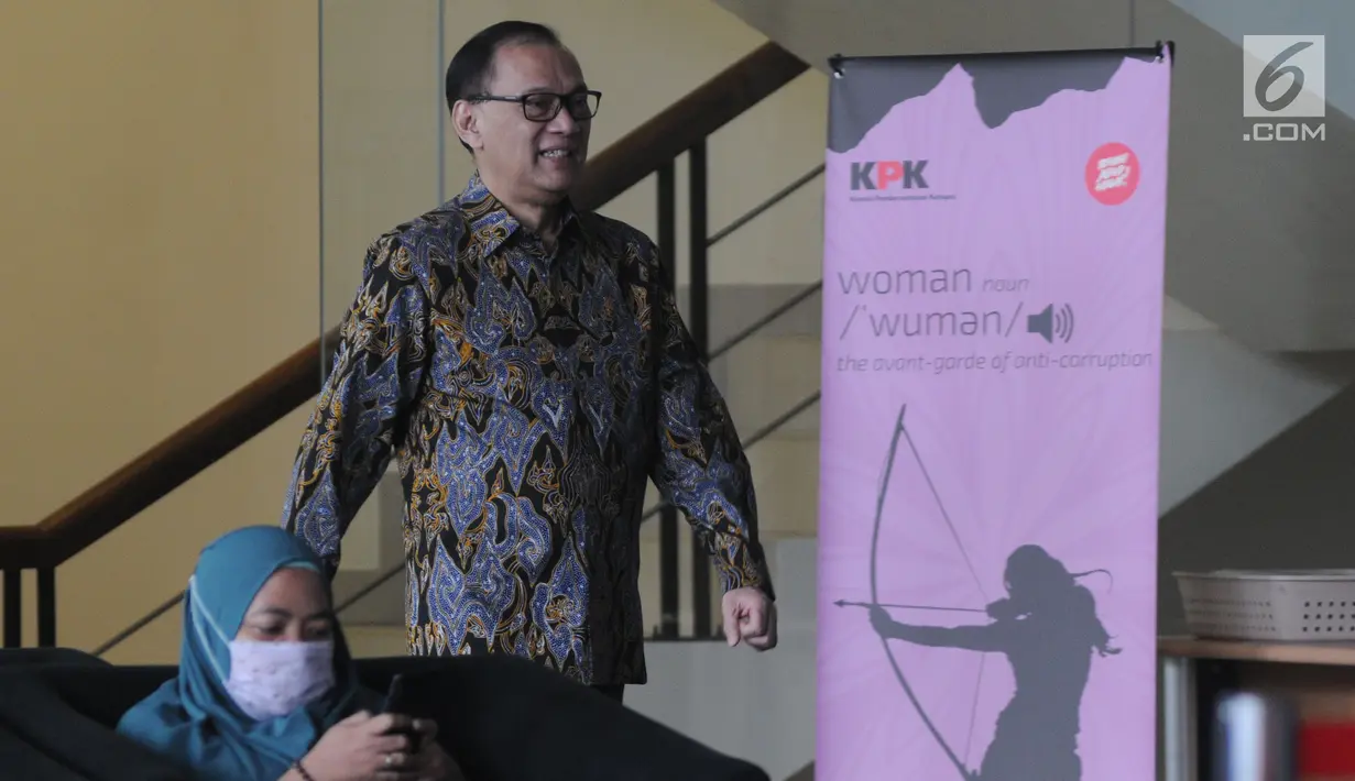 Mantan Menteri Keuangan Agus Martowardojo seusai menjalani pemeriksaan di Gedung KPK, Jakarta, Jumat (17/5/2019). Agus Martowardojo memenuhi panggilan KPK sebagai saksi kasus dugaan korupsi proyek e-KTP untuk tersangka anggota DPR Fraksi Golkar Markus Nari. (merdeka.com/Dwi Narwoko)