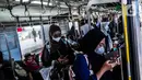 <p>Sejumlah penumpang naik kereta rel listrik (KRL) di Stasiun Manggarai, Jakarta, Kamis (19/5/2022). Penambahan kapasitas penumpang KRL menjadi 80 persen dibuat menyesuaikan aturan terbaru Surat Edaran (SE) Kementerian Perhubungan Nomor 57 Tahun 2022 tentang Petunjuk Pelaksanaan Perjalanan Orang dalam Negeri dengan Transportasi Perkeretaapian pada Masa Pandemi COVID-19. (Liputan6.com/Faizal Fanani)</p>