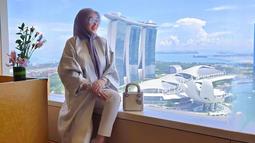 Inilah gaya Syahrini yang dikenal cetar, artis yang kini menetap di Singapura itu sering menempatkan kedua tangan di depan perut. (Liputan6.com/IG/@princessyahrini)