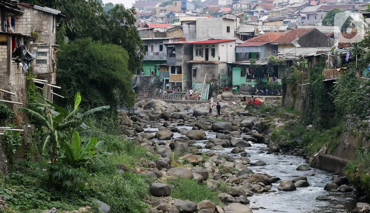 Deretan batu-batu besar di tengah aliran sungai terlihat jelas. (Liputan6.com/Herman Zakharia)