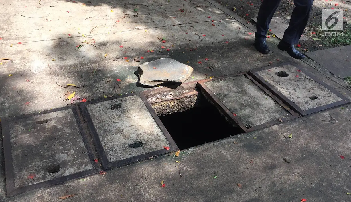 Penampakan trotoar yang rusak dan berlubang di Jalan Kyai Tapa, Jakarta, Kamis (24/1). Banyaknya lubang akibat kerusakan penutup saluran air tersebut membahayakan pejalan kaki. (Liputan6.com/Immanuel Antonius)