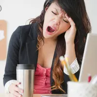 Kamu merasa sudah tidur cukup, tapi ternyata pas bangun malah masih bahkan makin kelelahan. Kenapa, ya?