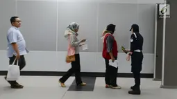 Petugas keamanan memeriksa calon penumpang saat akan mengikuti uji coba publik Mass Rapid Transit (MRT) di Jakarta, Selasa (12/3). MRT Jakarta mengangkut 4.000 penumpang pada uji coba publik hari pertama. (merdeka.com/Imam Buhori)