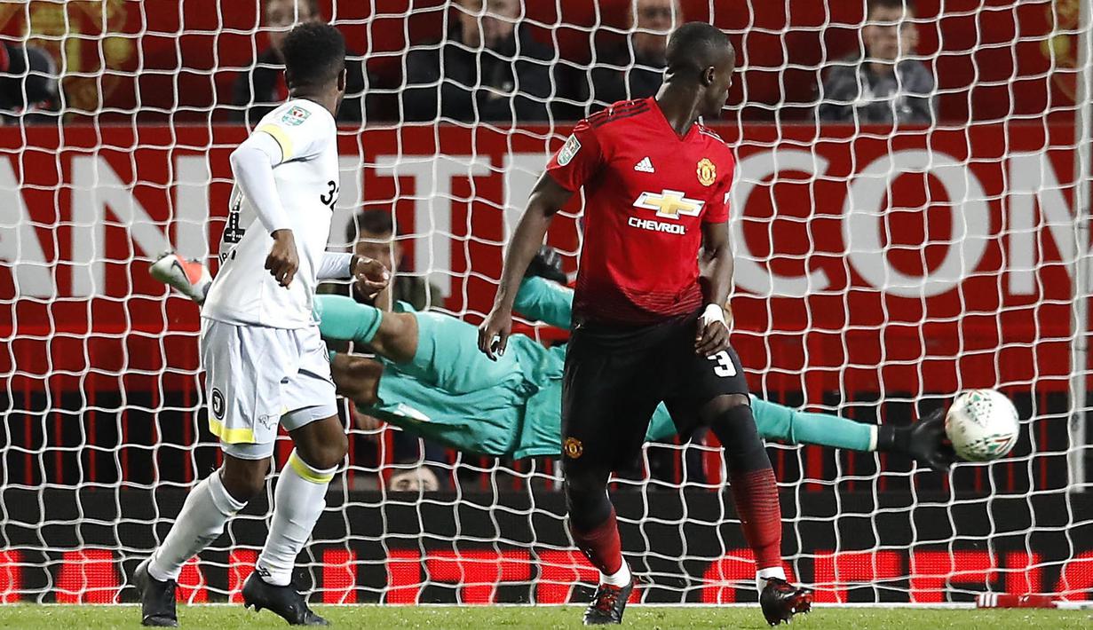 Kiper Manchester United, Lee Grant, berusaha menghalau bola saat melawan Derby County pada Piala Liga Inggris di Stadion Old Trafford, Rabu (26/9/2018). Manchester United takluk adu penalti 9-10 (2-2) dari Derby County. (AP/Martin Rickett)