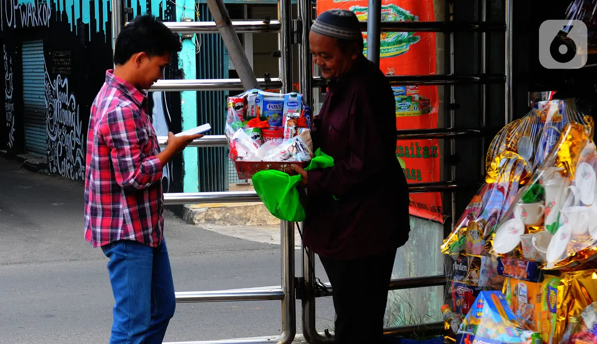 Menjelang dua minggu lebaran Idul Fitri 1444 Hijriah, penjual parsel di Jalan Haji Samali, Jakarta mulai bergeliat. (merdeka.com/Imam Buhori)