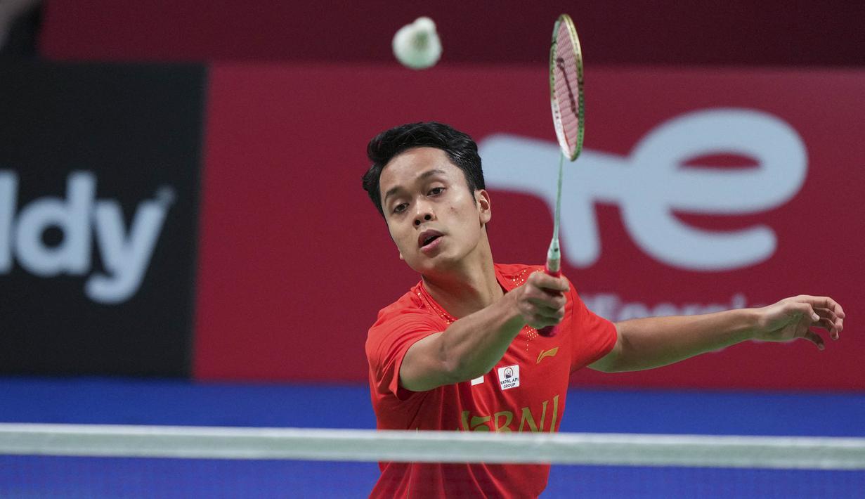 Anthony Sinisuka Ginting yang diunggulkan di tempat ke-4, melaju ke babak kedua usai mengalahkan tunggal putra Spanyol Pablo Abian di babak pertama. Di babak kedua ia berjumpa pemain muda India yang tengah meroket dan kini menempati peringkat ke-12 BWF, Lakshya Sen. (AFP/Claus Fisker)
